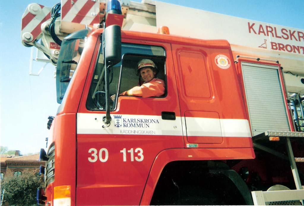 Janne Lindello provkr en av Rddningskrens brandbilar.