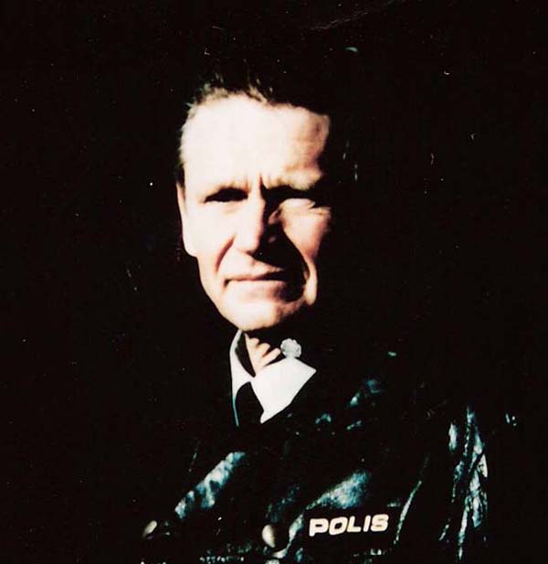 Janne Lindello som polis i "Det finmaskiga ntet"